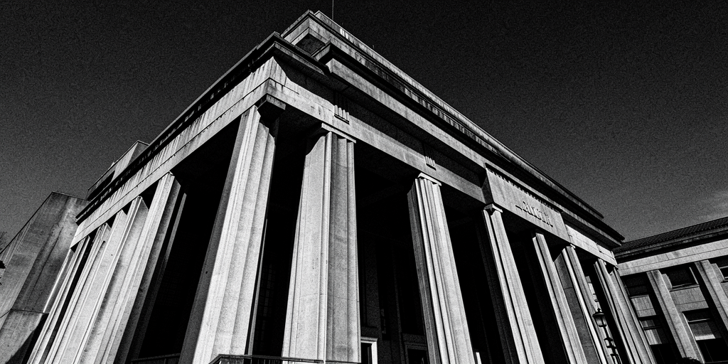 Fachada de tribunales en blanco y negro