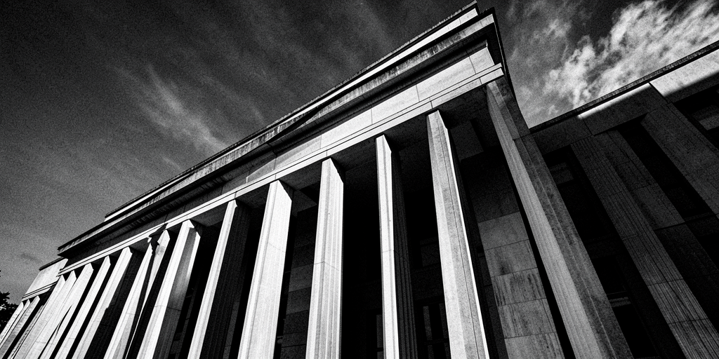 Fachada institucional en blanco y negro